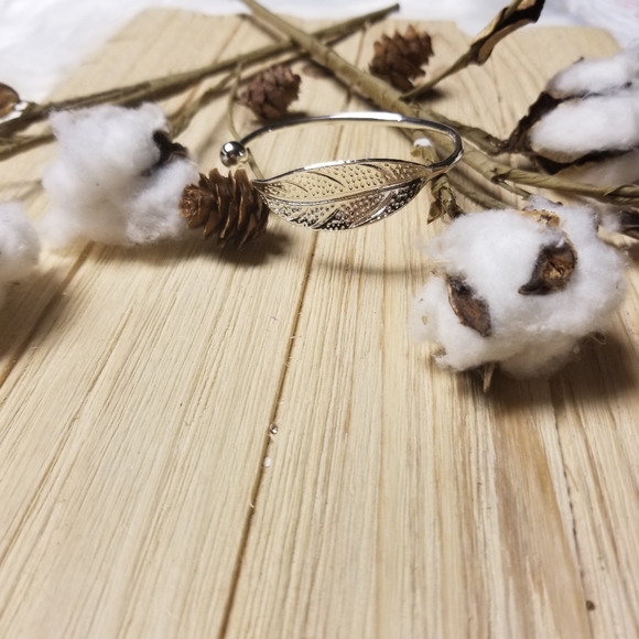 🍃🍃Pretty Leaf Bangle bracelet in SILVER 🍃🍃 - Picture 6 of 8